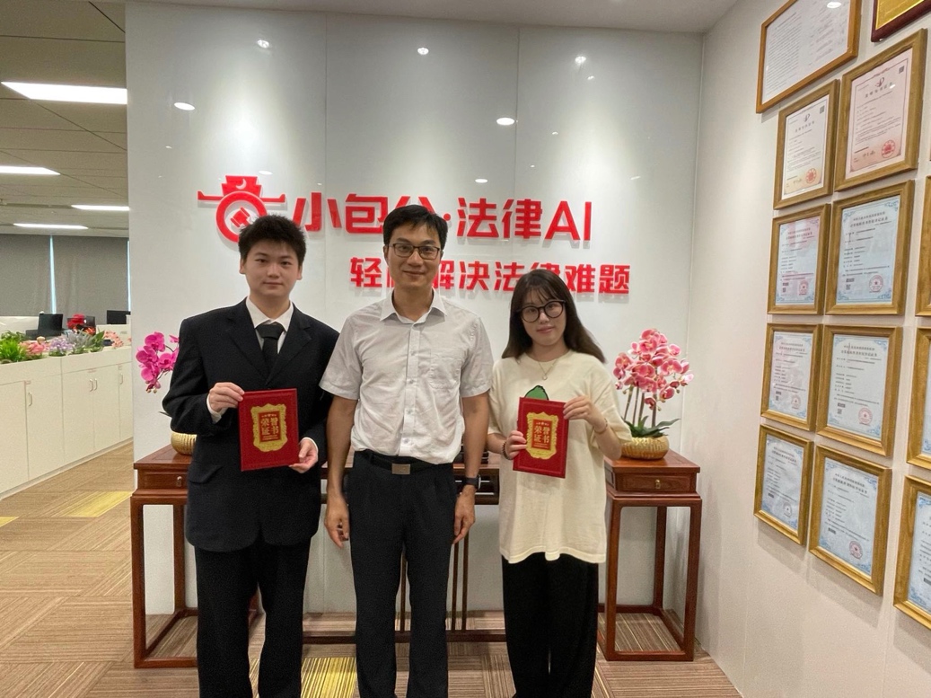 一群人站在室内中度可信度描述已自动生成