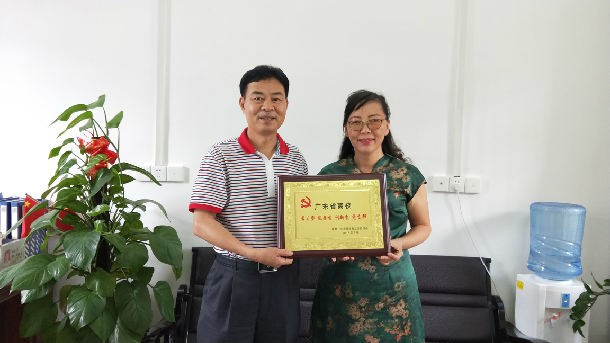 1532055841629468.jpg 林宇为社团学姐
法学系教工党支部授牌.JPG